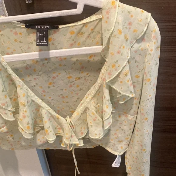 New condition, summer crop top - Picture 3 of 5